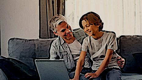 Photo de famille photo - retouche - aime - montrer - logiciel Ton père te montre une photo de toi qu'il a retouchée avec un logiciel...