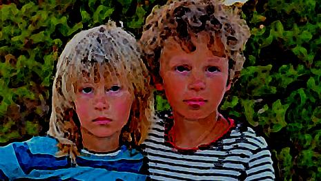 Copains d'enfance copains - petits - maternelle - ensemble - amis Tu es dans la même classe que ton copain depuis la maternelle mais ça change au collège...