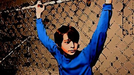 Pris sur le fait attaché - prisonnier - femme - bras - grillage Tu es pris sur le fait par le gardien alors que tu allais chercher ton ballon en escaladant le grillage d'une...