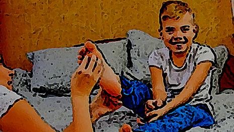 Chatouilles sur les pieds chatouilles - rire - pieds - nu - lit Ta mère vient te réveiller après une sieste en te faisant des chatouilles...